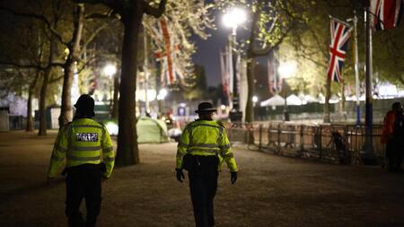 Detención y custodia en las afueras del Palacio de Buckingham. Foto: REUTERS.