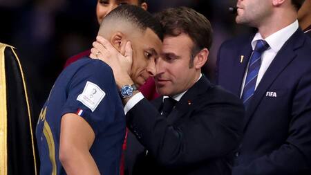 Emmanuel Macron junto a Kylian Mbappé en el Mundial de Qatar.