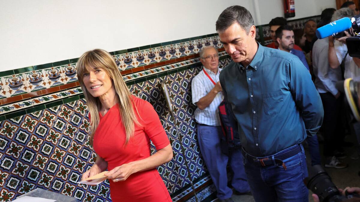 Pedro Sánchez y su esposa, Begoña Gómez. Foto: Reuters.
