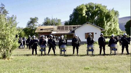Desalojo de un grupo mapuche del Parque Nacional Los Alerces. Foto: NA.