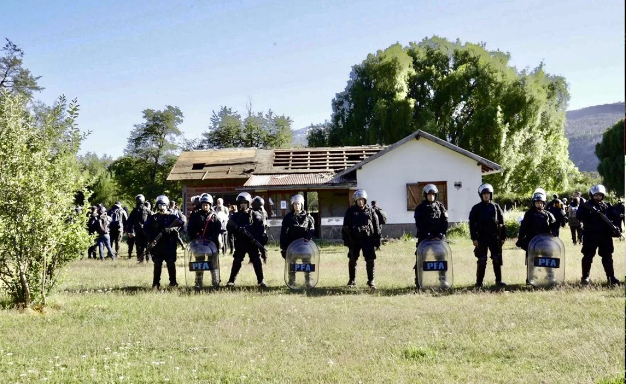 Desalojo de un grupo mapuche del Parque Nacional Los Alerces. Foto: NA.