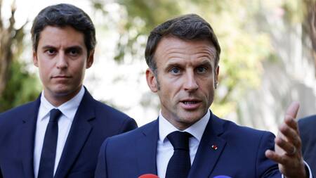 Gabriel Attal, nuevo primer ministro de Francia, junto a Emmanuel Macron. Foto: Reuters.
