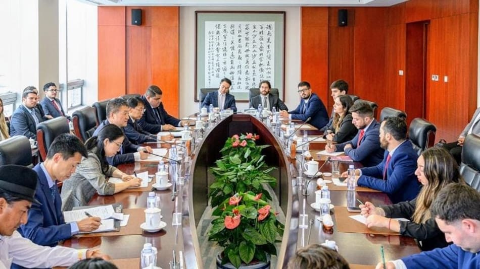 Entrevista con Lu Kang, viceministro del depto. internacional del Gobierno chino.