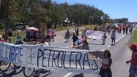 Protestas frente a la residencia oficial de Chapadmalal. Foto: 0223.com.ar