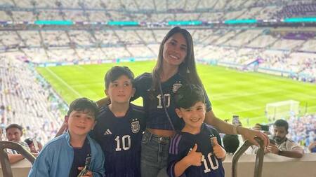 Antonela Roccuzzo junto a sus hijos Foto: Reuters
