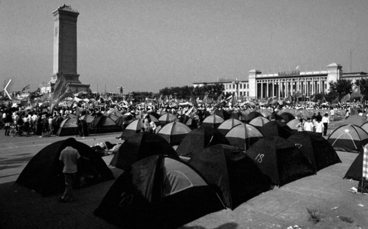 Manifestantes a favor de la democracia y sus carpas de campaña en la Plaza Tiananmen de Beijing, el 3 de junio de 1989. Foto: Reuters.