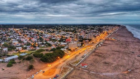 Un paraíso costero perfecto para jubilados que buscan descanso y calma: 25 kilómetros de playa y un faro hipnótico