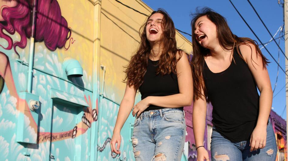 No hay nada más lindo que una amistad duradera... y los signos tienen mucho que ver en ello. Foto: Pexels.