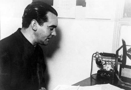 García Lorca recitando uno de sus poemas a lo oyentes de una estación radial de Buenos Aires