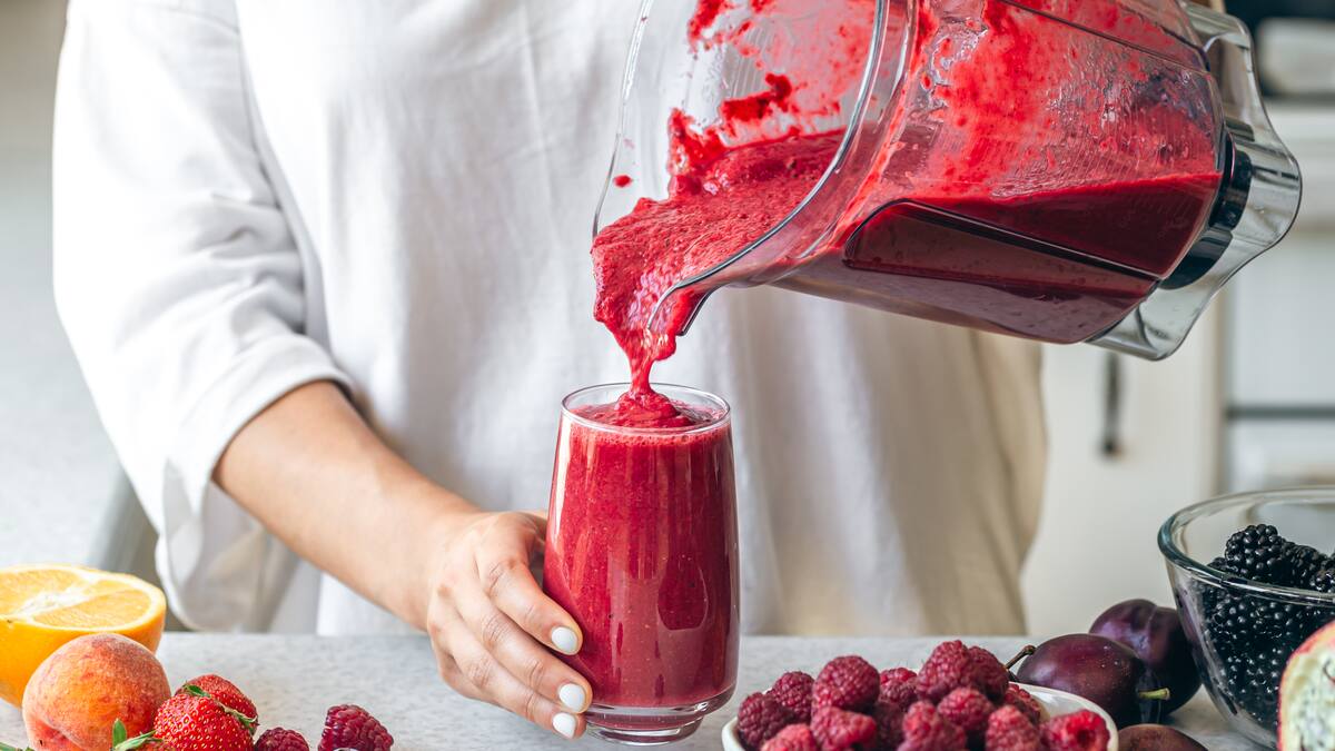 Los beneficios del licuado de frutos rojos.