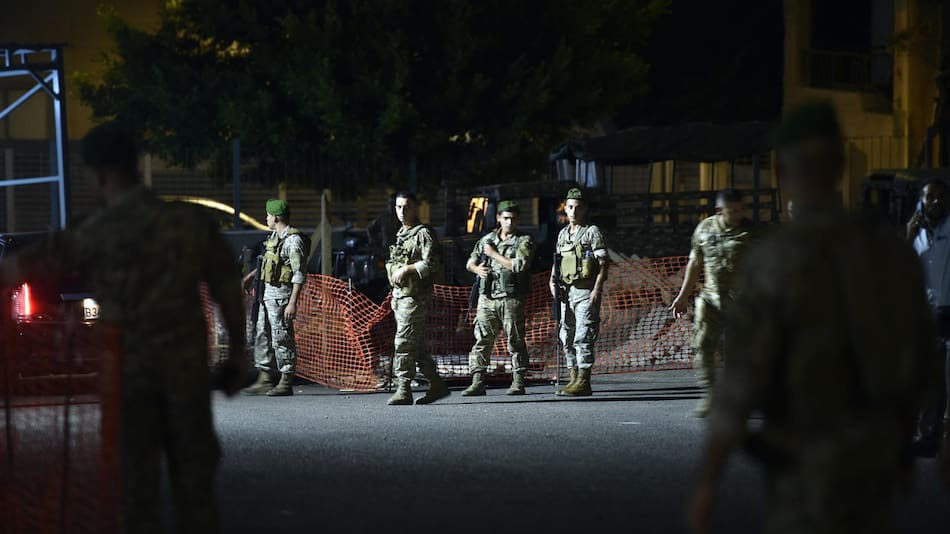 Soldados libaneses tras la explosión de localizadores de Hezbollah en el Líbano. Foto: EFE