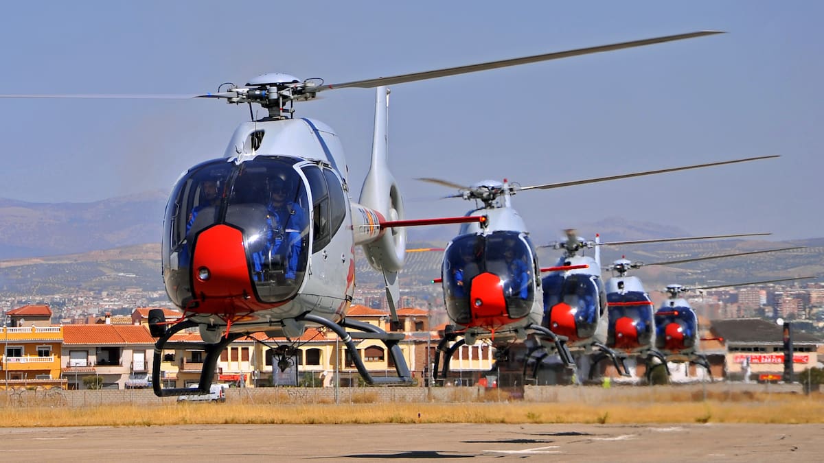 Helicópteros acróbatas de la Patrulla Aspa del Ejército Español
