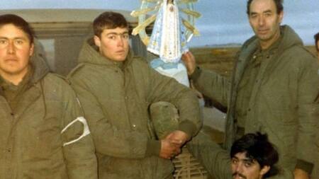 Soldados argentinos junto a una imagen de la Virgen de Luján