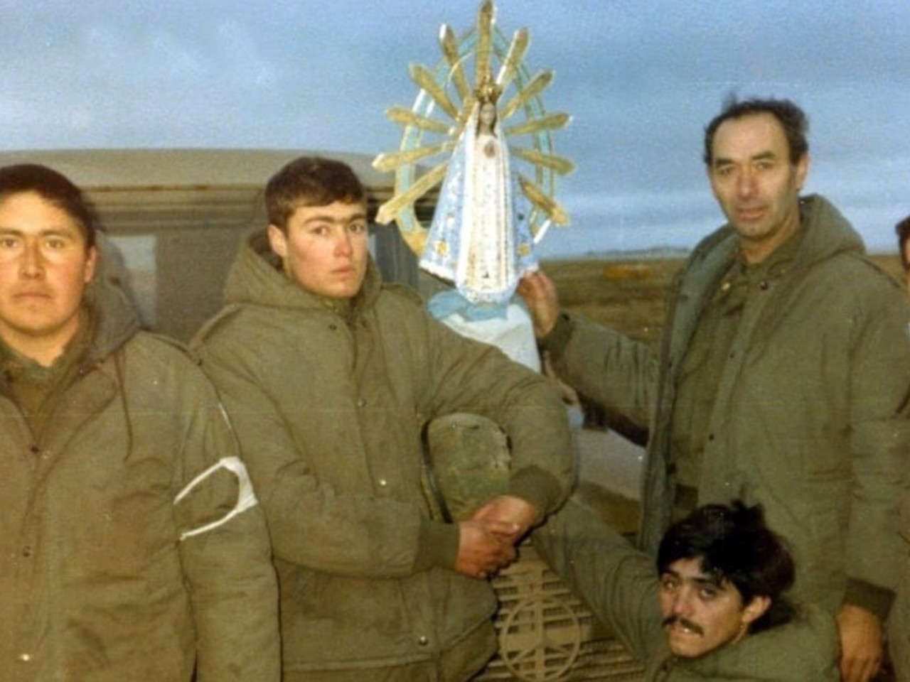 Soldados argentinos junto a una imagen de la Virgen de Luján