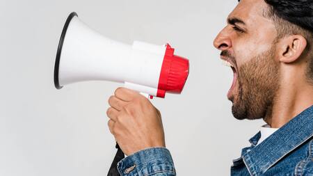 Megáfono, hombre gritando. Foto: Pexels.