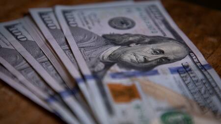 El motivo por el que no conviene pagar en dólares en España.