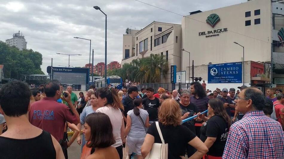 Cortes de luz en Villa del Parque: vecinos indignados cortan las vías del tren, Twitter