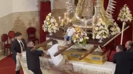 El niño en el altar. Foto: captura.