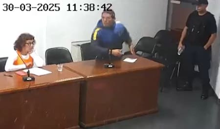 El preso que agredió a un juez en los Tribunales de Cipolletti y le fracturó un dedo. Foto: Captura de video.
