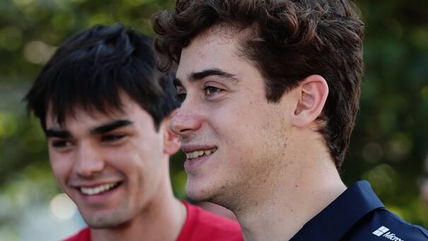 Show de Colapinto en Melbourne: compartió mates con James Vowles, repartió galletitas y habló sobre su futuro