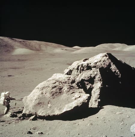 El astronauta Harrison H. Schmitt del Apolo 17 recolecta muestras de la Luna. Foto: MSFC/NASA