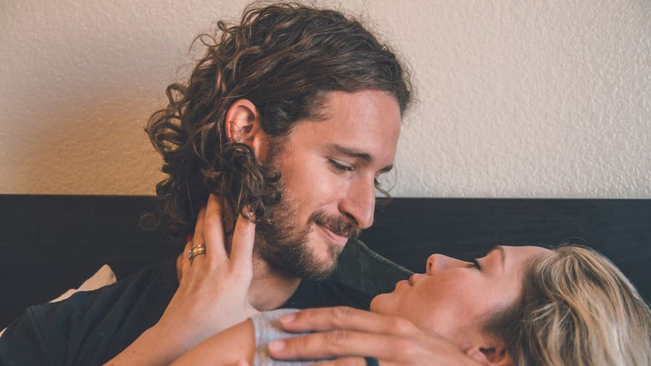 La dependencia emocional puede manifestarse en relaciones de pareja, amistades o incluso con familiares. Fuente: Unsplash.