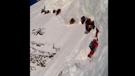 La imagen del sherpa tirado en la nieve mientras seguía la misión de los escaladores. Foto: Captura de video.