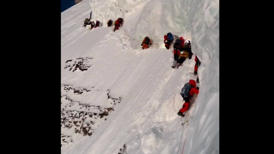 La imagen del sherpa tirado en la nieve mientras seguía la misión de los escaladores. Foto: Captura de video.