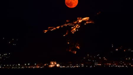 Luna de Esturión sobre el Peloponeso. Foto: EFE.