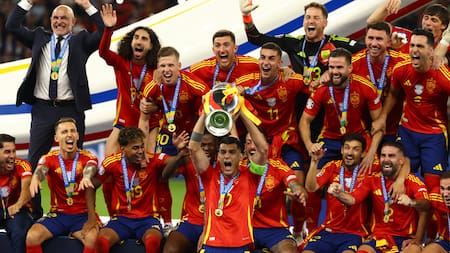 La UEFA podría sancionar a dos figuras de España por unos polémicos cánticos tras ganar la Eurocopa