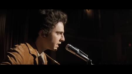 Timothée Chalamet como Bob Dylan en la película "A complete unknown". Captura de video.