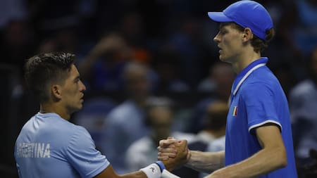 Sebastián Báez y Jannik Sinner en la Copa Davis. Foto: EFE.