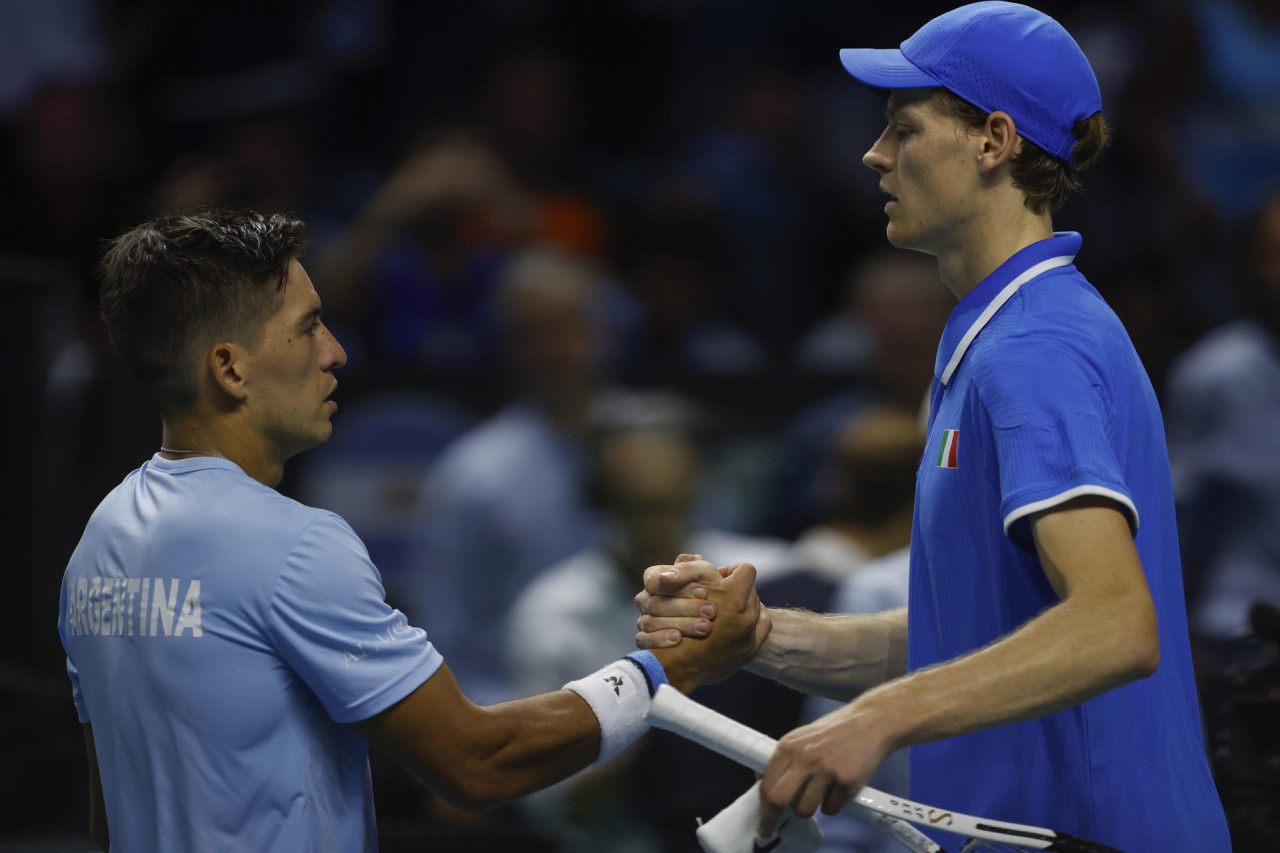 Sebastián Báez y Jannik Sinner en la Copa Davis. Foto: EFE.