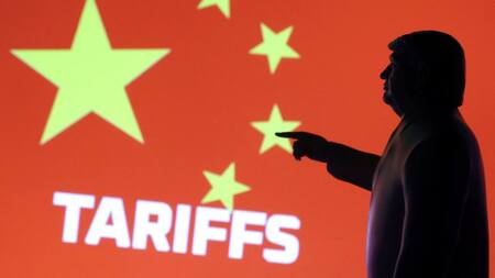 Donald Trump y la bandera de China, aranceles. Ilustración: Reuters/Dado Ruvic