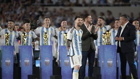 Festejos de la Selección Argentina ante los hinchas. Foto: EFE