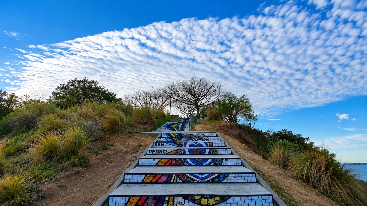 Parece Brasil, pero está en Buenos Aires: el pueblo con un paseo de escaleras coloridas que sorprende a los turistas