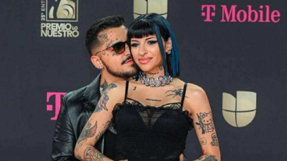 Cazzu junto a su pareja. Foto: EFE.