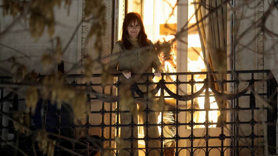 Cristina Fernández de Kirchner en el balcón de su casa, observando a los militantes que salieron a respaldarla. Foto: REUTERS/Tomas Cuesta
