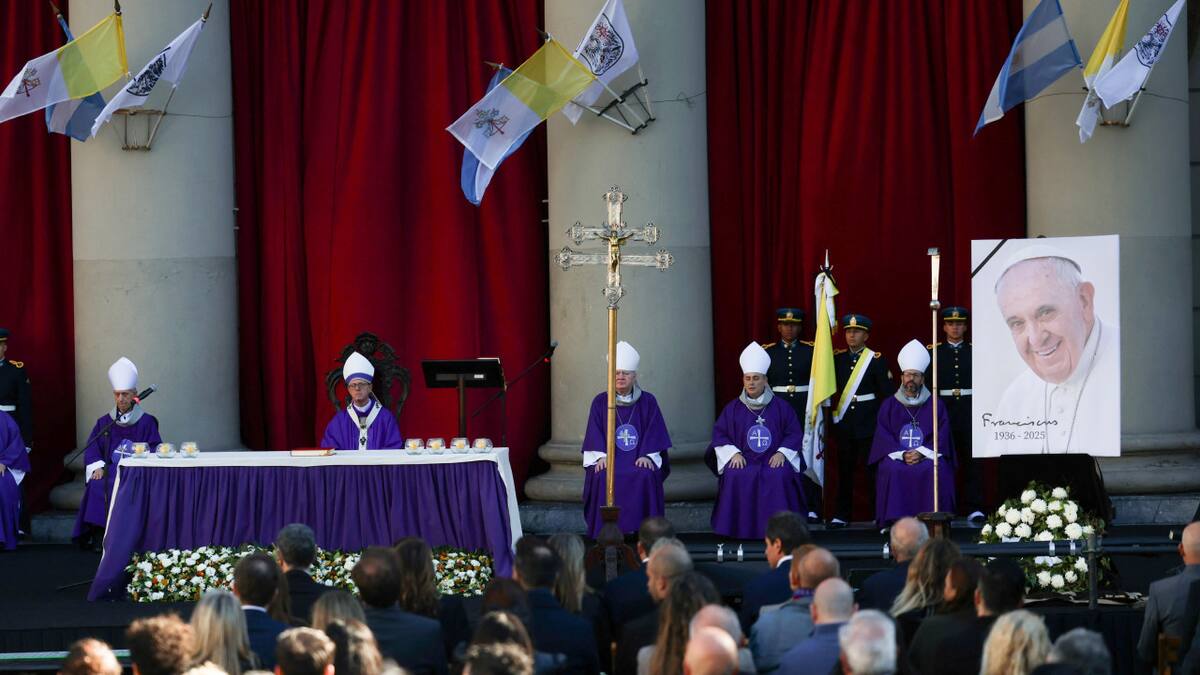 Misa en la Catedral para despedir al Papa Francisco. Foto: REUTERS.