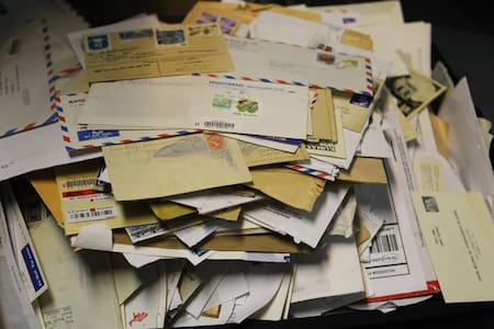 Cartas, postales y sellos. Foto: EFE/ Carmen Herranz