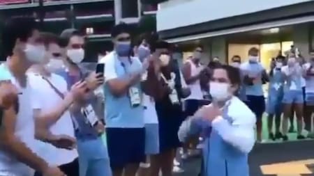 Paula Pareto, la leyenda: así fue el pasillo de honor que recibió de la delegación argentina en la Villa Olímpica