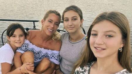 Nicole Neumann con sus tres hijas. Foto: Instagram.