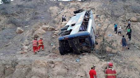 Accidente de autobús en Perú deja 17 pasajeros muertos y 20 heridos
