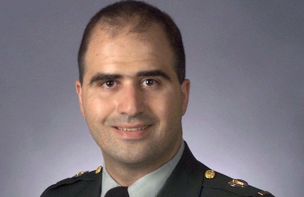 Nidal Hasan fotografiado en 2003, cuando se graduó de la Universidad de Ciencias de la Salud de los Servicios Uniformados.
