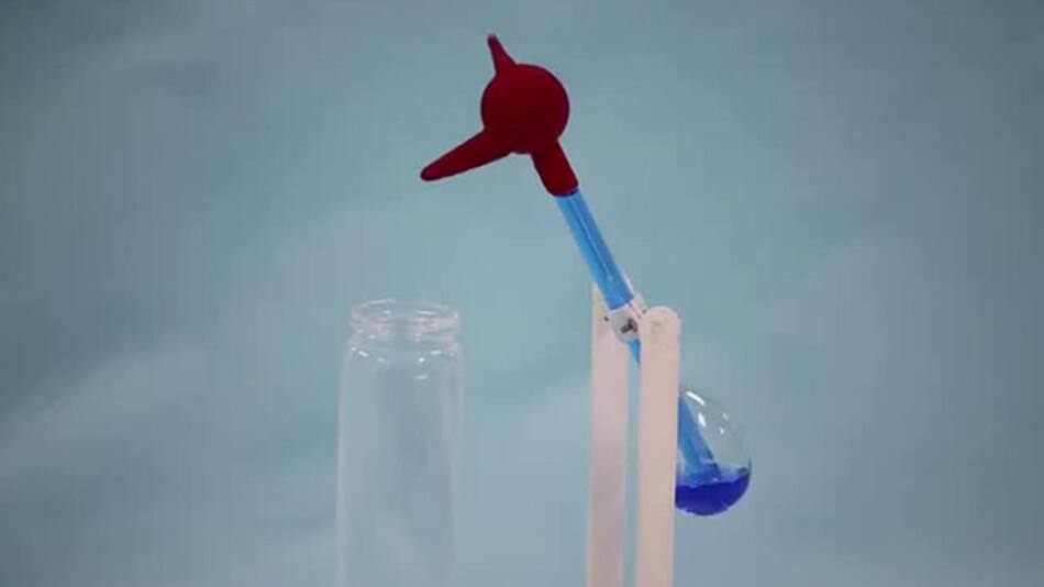 Generador de electricidad hidrovoltaico creado a partir del juguete del pájaro bebedor. Foto: EFE.