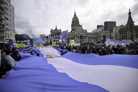 Llegan los primeros manifestantes al Congreso. FOTO: JUAN FOGLIA/ NA.