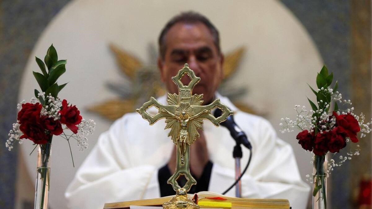 Cura dando misa, REUTERS