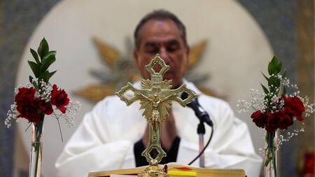 Cura dando misa, REUTERS