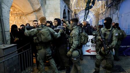 Enfrentamiento entre la Policía de Israel y musulmanes. Foto: REUTERS.