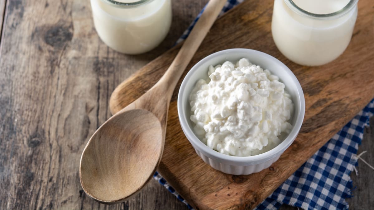 La bebida milenaria que ayuda a restaurar la flora intestinal: que es el kéfir, qué tipos hay y cómo prepararlo